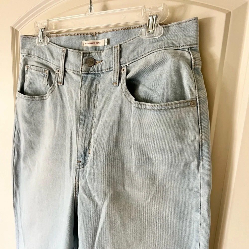 Levi’s High Waisted Mom Jeans Light Wash Tapered Leg 26986 Size 31